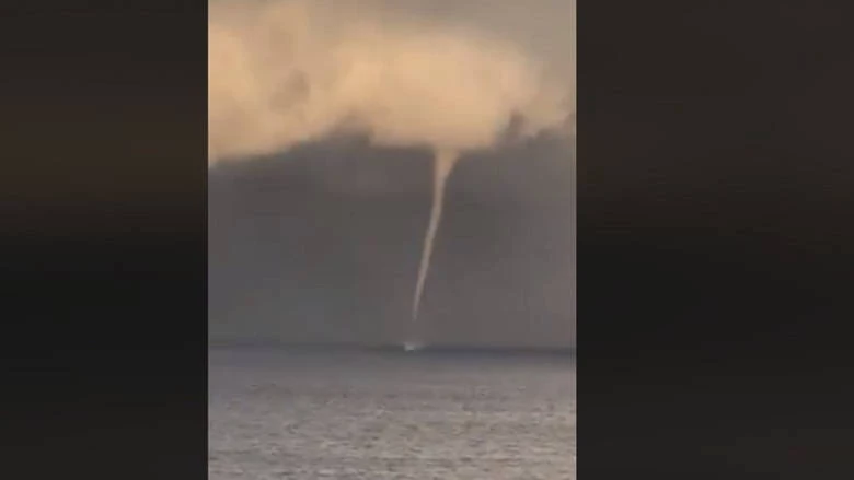 Με εντυπωσιακό υδροστρόβιλο έφτασε η «Σοφία» στη Ζάκυνθο (βίντεο)